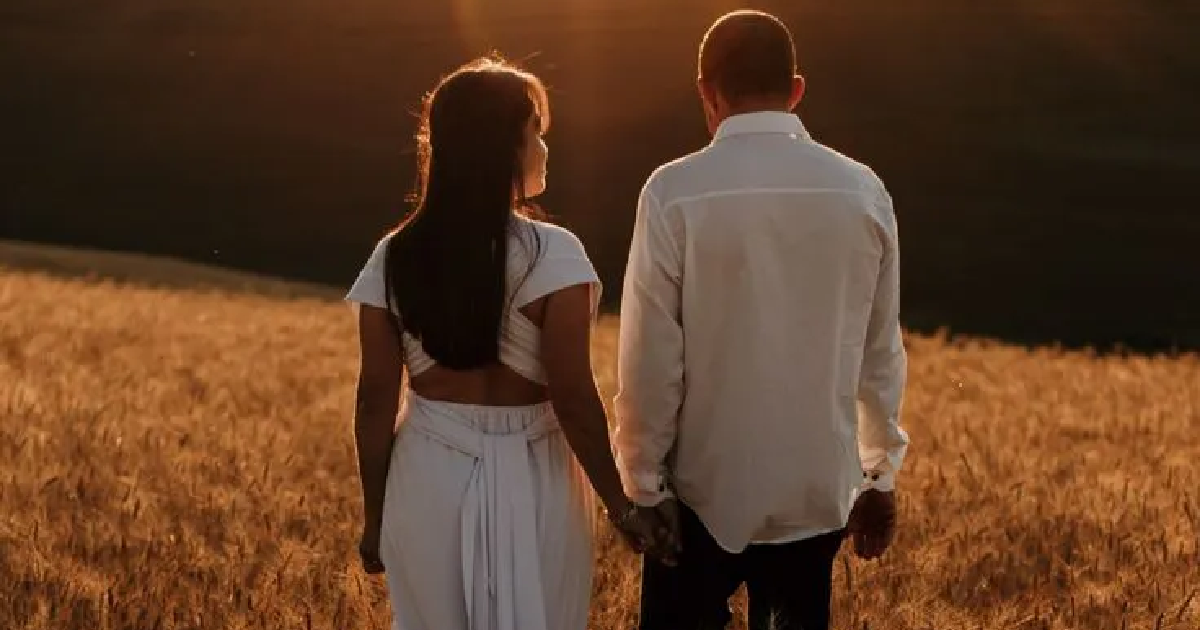 Lembro-me de alguns anos atrás ter participado de um encontro vocacional. Neste encontro eu tive uma imagem, não me lembro se acordado ou em sonho. Vi duas cenas: uma pessoa caminhando para o horizonte com o sol; e também vi um casal acompanhado também caminhando para o horizonte com o sol. Estava discernindo a minha vocação e ver estas cenas me tocou profundamente. Por um longo tempo guardei para mim esta minha experiência, mas hoje gostaria de compartilhar.Os versos seguintes se referem a isso. Este caminho envolve um caminho de amor, decisão e maturidade